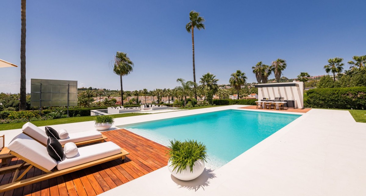 La proprietà ha una piscina idilliaca e una terrazza