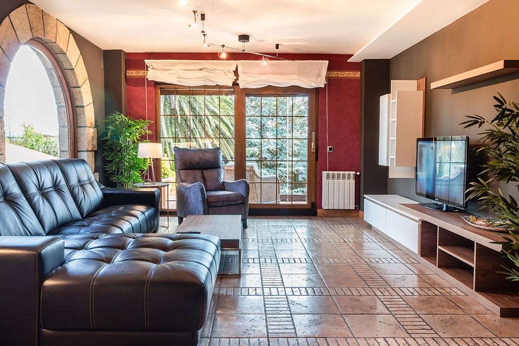 Das Wohnzimmer ist geräumig und offen