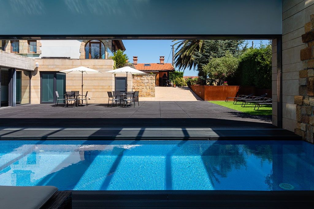 Die Villa beherbergt einen Innenpool und einen Whirlpool