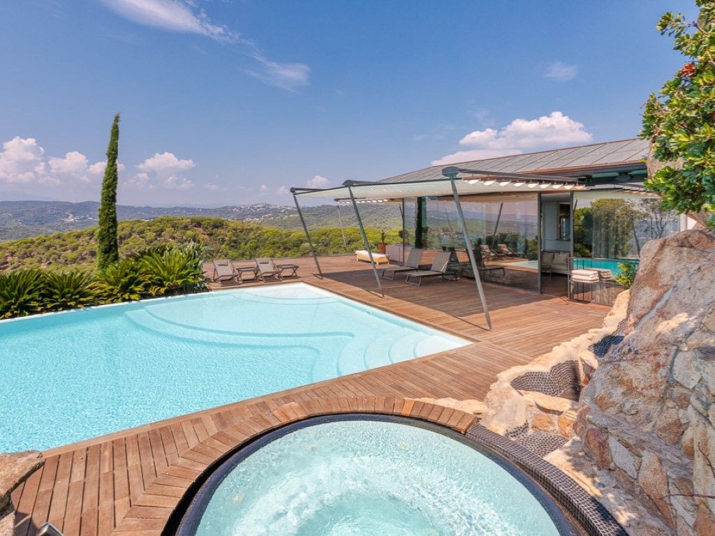 Questa imponente struttura dispone di una grande piscina e vasca idromassaggio