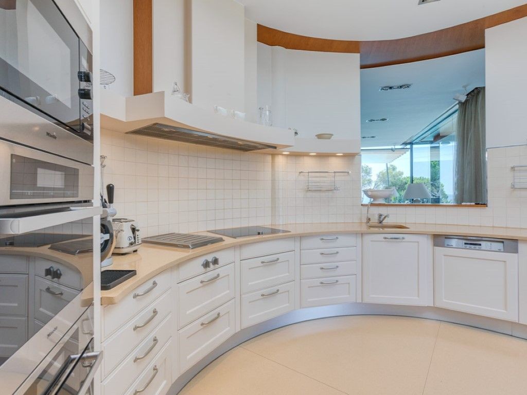 La cucina ha un design ricurvo unico