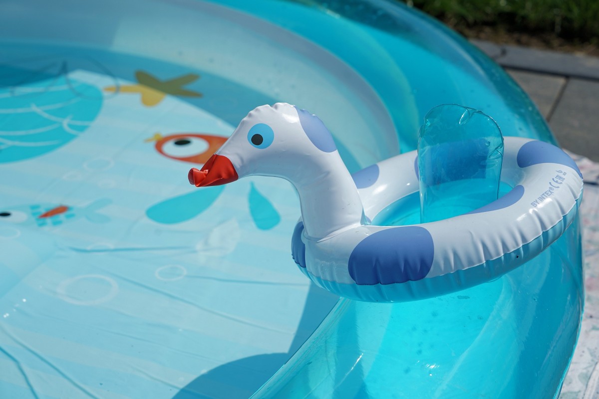 Consejos prácticos para limpiar una piscina de plástico al final del verano