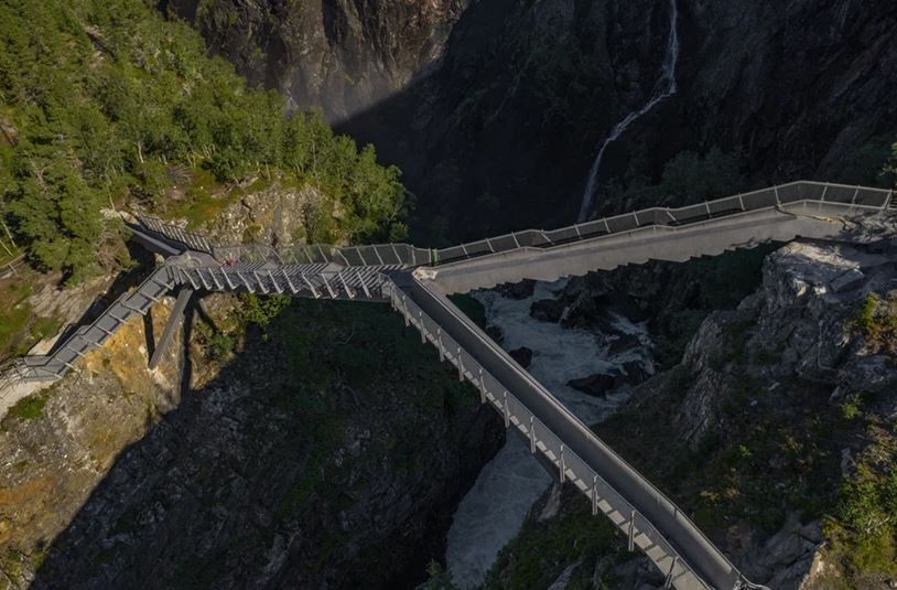 Un puente escalonado de infarto: cruza una cascada noruega en el mayor parque natural del país