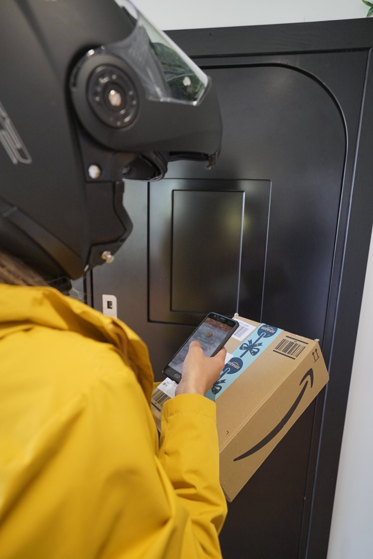 Una empresa española inventa la puerta que recibe los paquetes cuando no estás en casa
