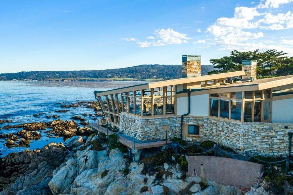 Una genuina residencia de autor sobre un acantilado en la costa de California