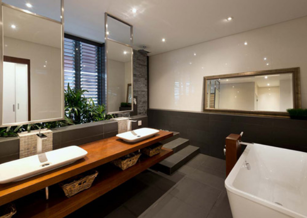 Un gran mueble para los lavabos y bañera independiente