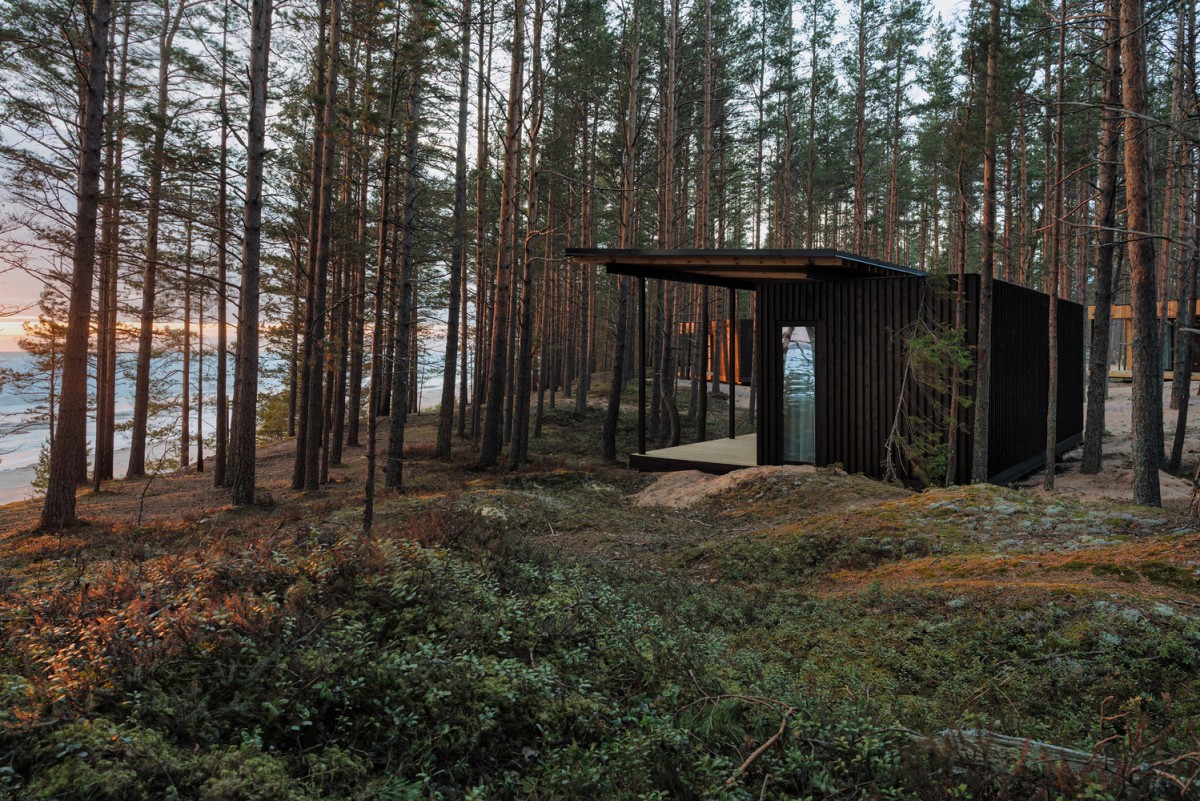 15 cabañas prefabricadas de diseño rodeadas de pinos y un gran lago con playa