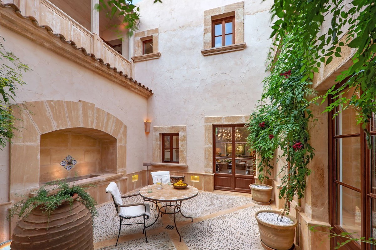 The property also has a series of traditional courtyards The property also has a series of traditional courtyards
