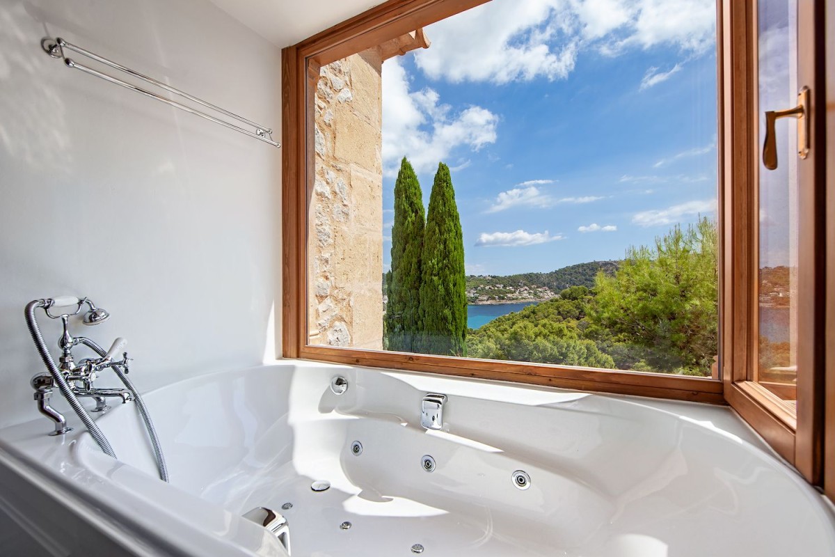 The stunning views can even be enjoyed from the bathroom The stunning views can even be enjoyed from the bathroom