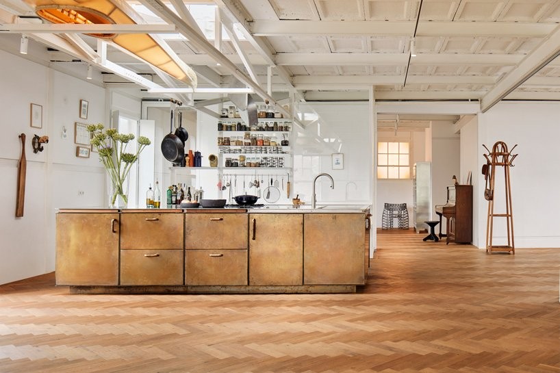 Una antigua fábrica industrial reconvertida en vivienda de lujo y estudio de diseño