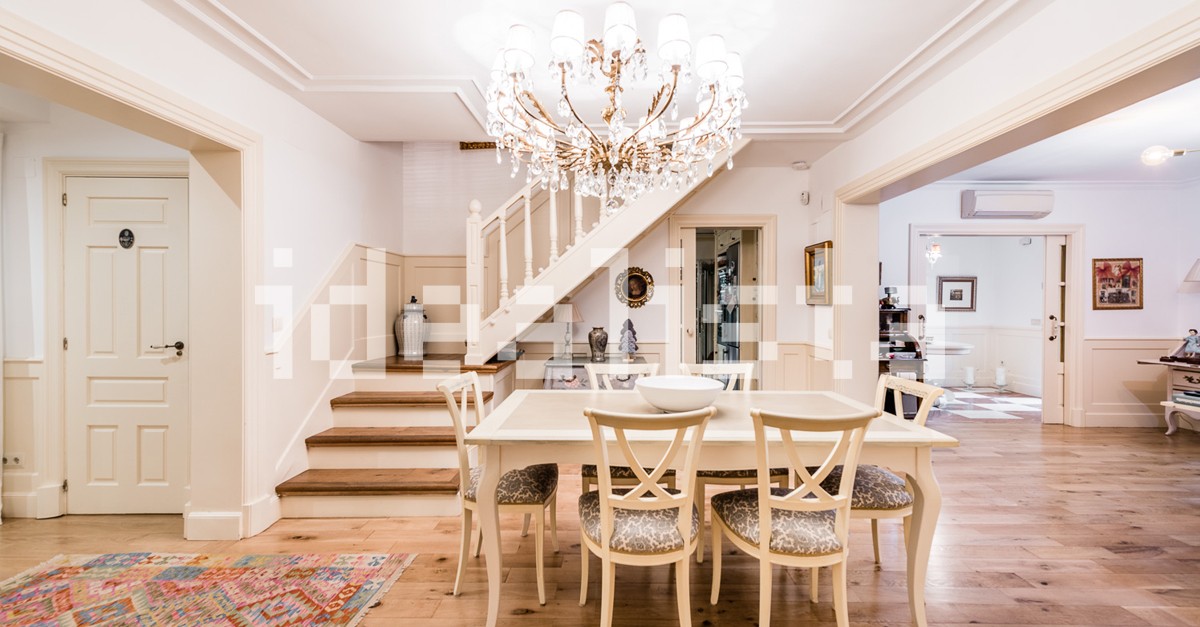 Entre el salón y la cocina justo antes de las escaleras