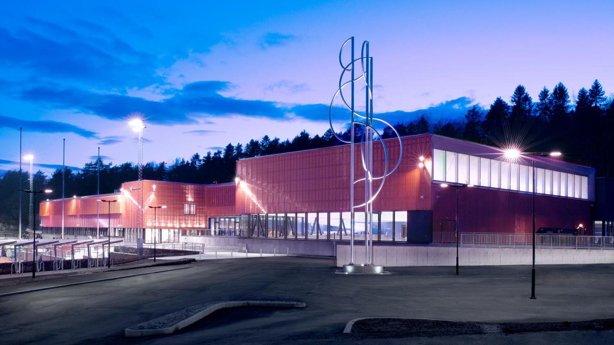 Un centro deportivo ecológico construido en un bosque sobre el fiordo de Oslo
