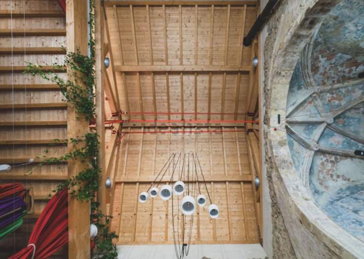 Aprovecha la altura para dar amplitud 