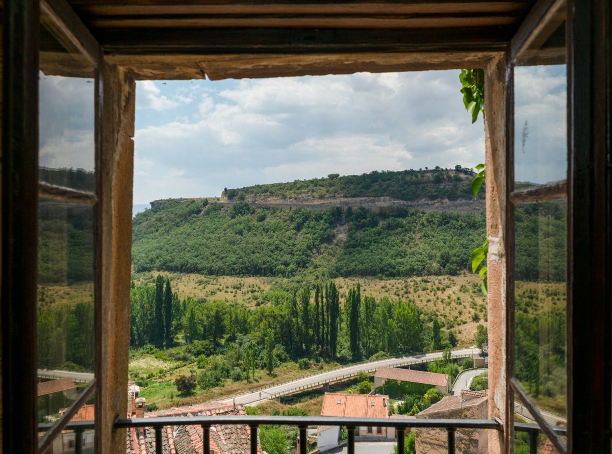 O palácio tem vistas para a aldeia e para o campo