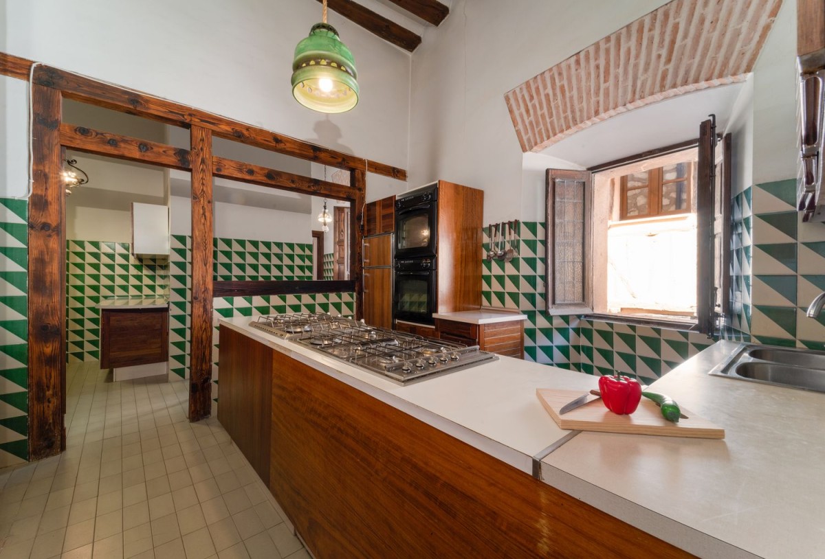 Il palazzo ospita un'ampia cucina tradizionale Il palazzo ospita un'ampia cucina tradizionale