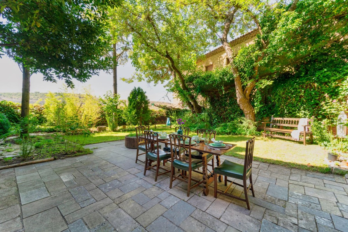 Il palazzo dispone di un ampio giardino con cortile perfetto per cenare Il palazzo dispone di un ampio giardino con cortile perfetto per cenare