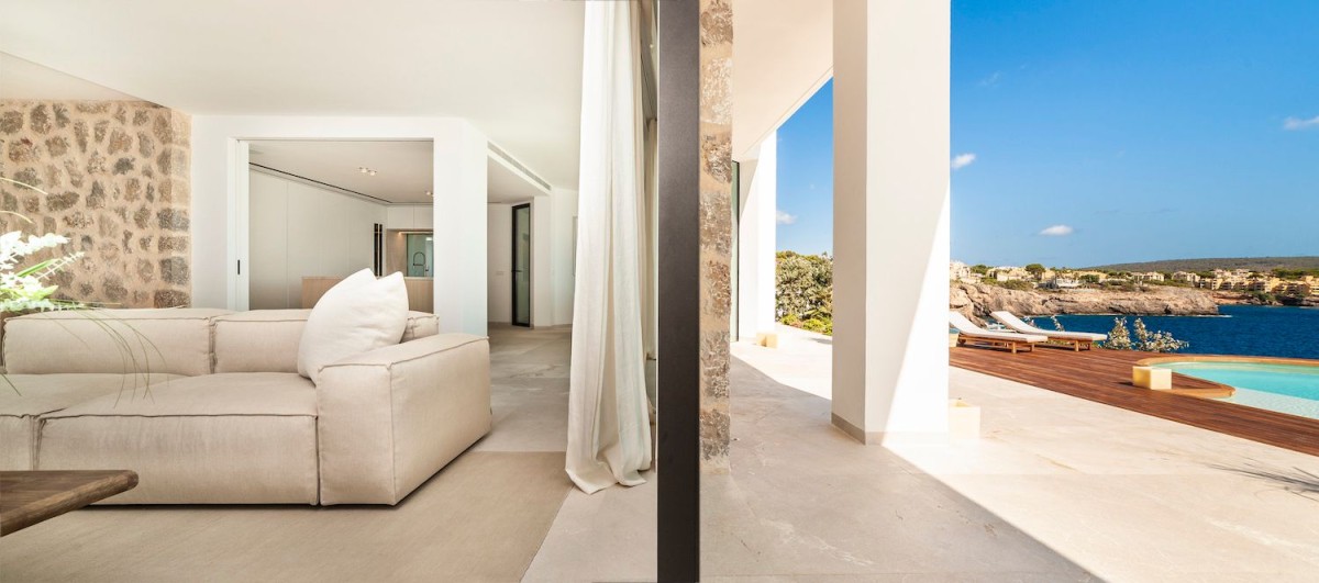 Floor-to-ceiling windows brings the outside into the villa Floor-to-ceiling windows brings the outside into the villa