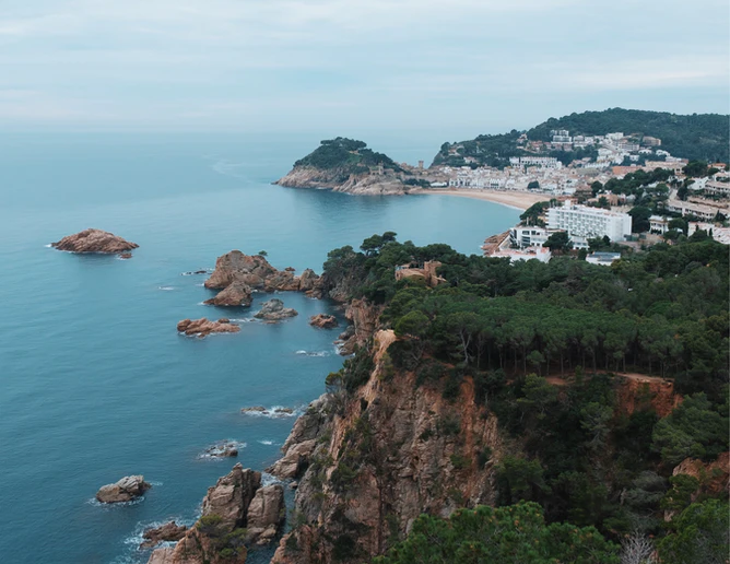 Girona recorta a la mitad la construcción de viviendas previstas en la Costa Brava