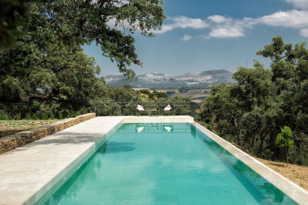 La struttura dispone di una spettacolare piscina con vista mozzafiato La struttura dispone di una spettacolare piscina con vista mozzafiato