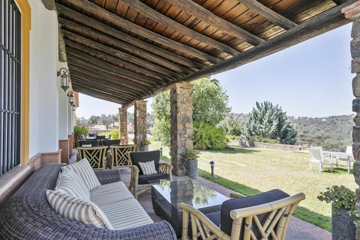 La struttura dispone di ampi spazi per rilassarsi all'esterno