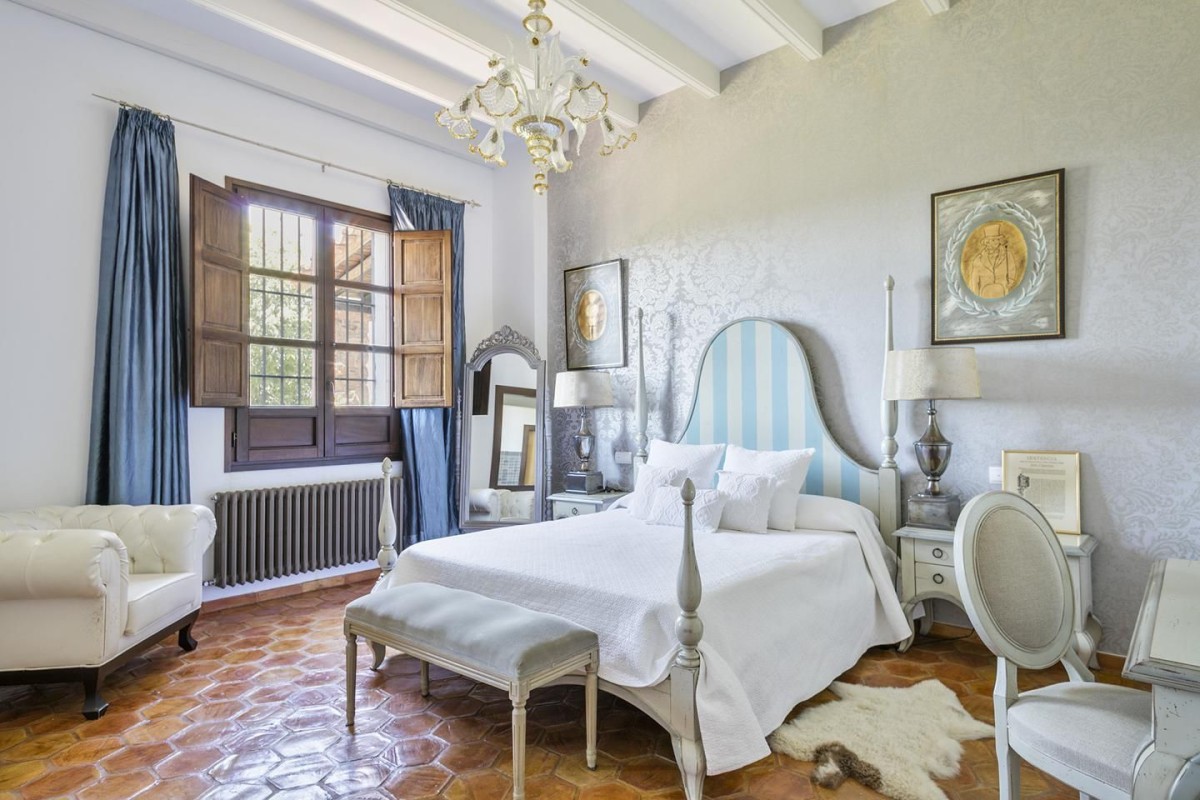 La struttura ospita 8 lussuose camere da letto