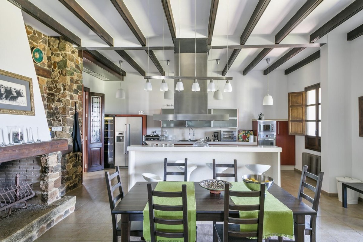 La cucina è spaziosa e combina caratteristiche moderne e tradizionali