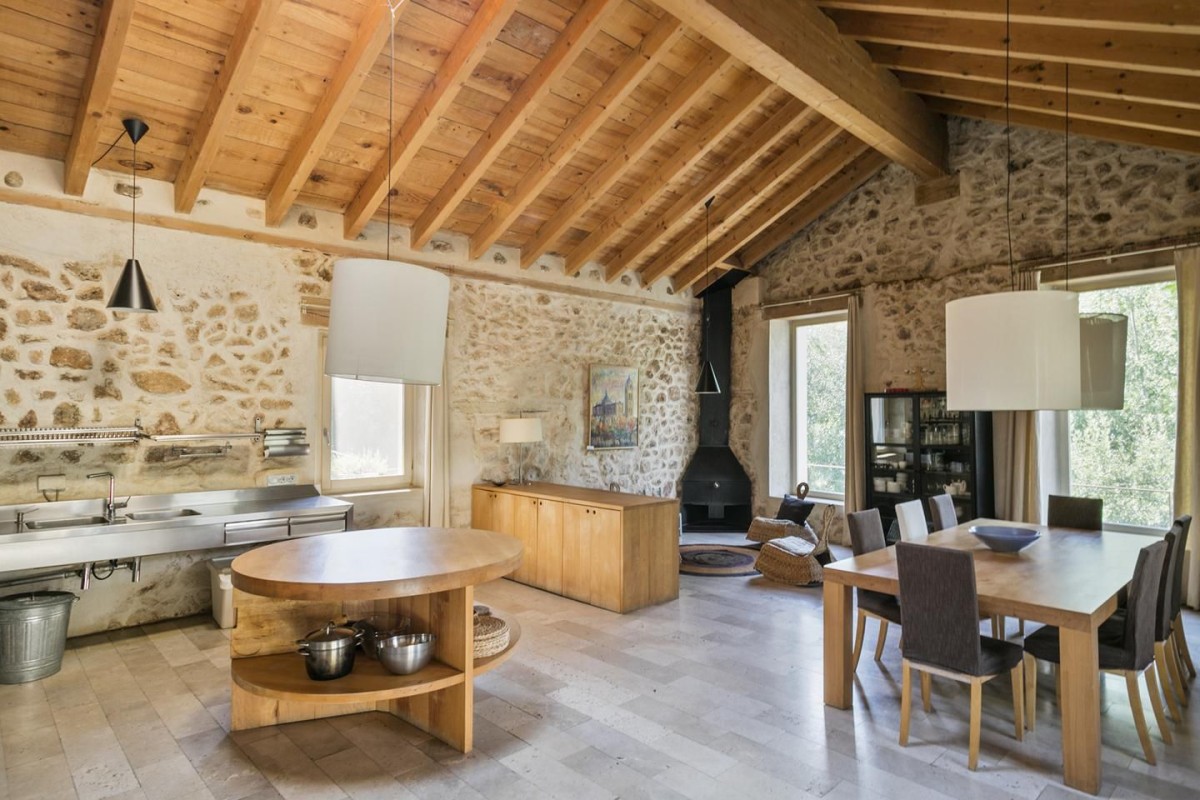 Eine Küche aus Edelstahl und Holz verleiht dem Haus einen industriellen Touch
