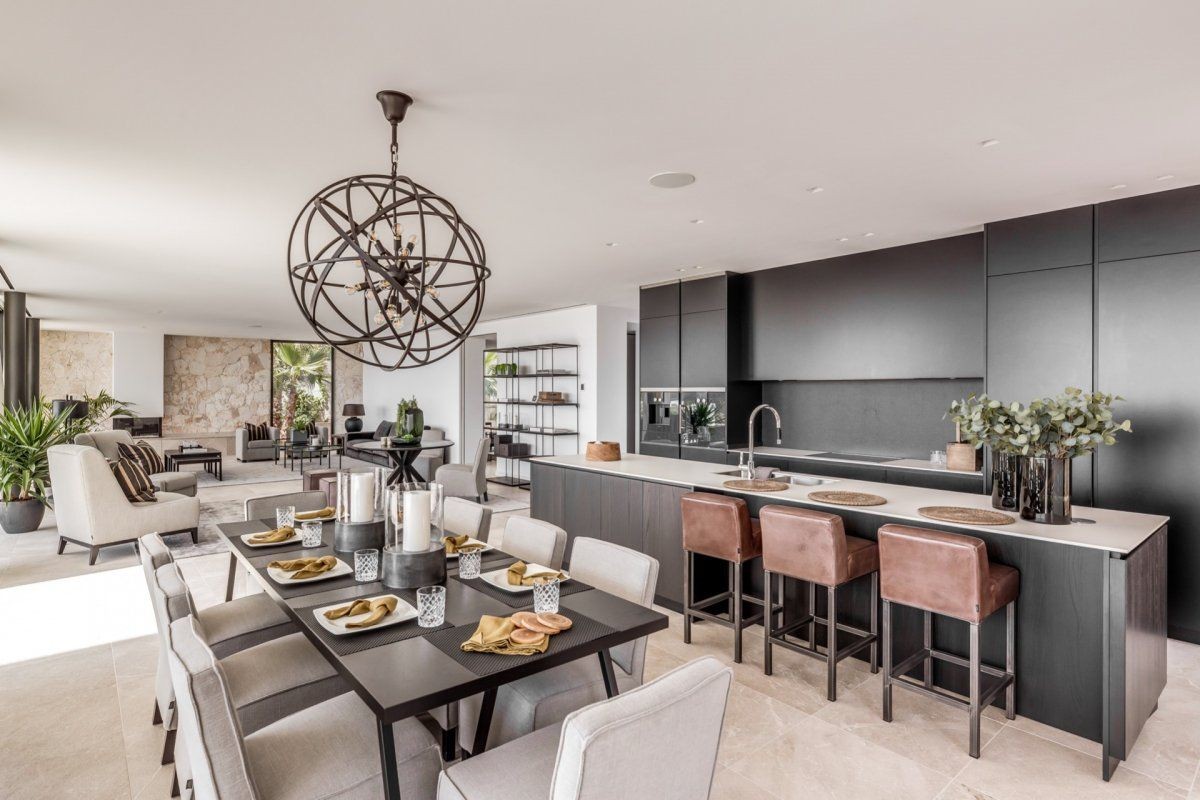 La cucina e la zona pranzo sono moderne con caratteristiche di design eleganti La cucina e la zona pranzo sono moderne con caratteristiche di design eleganti