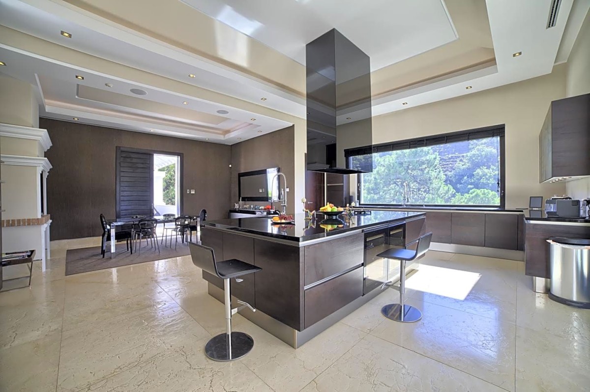 Moderne Küche mit Frühstücksinsel