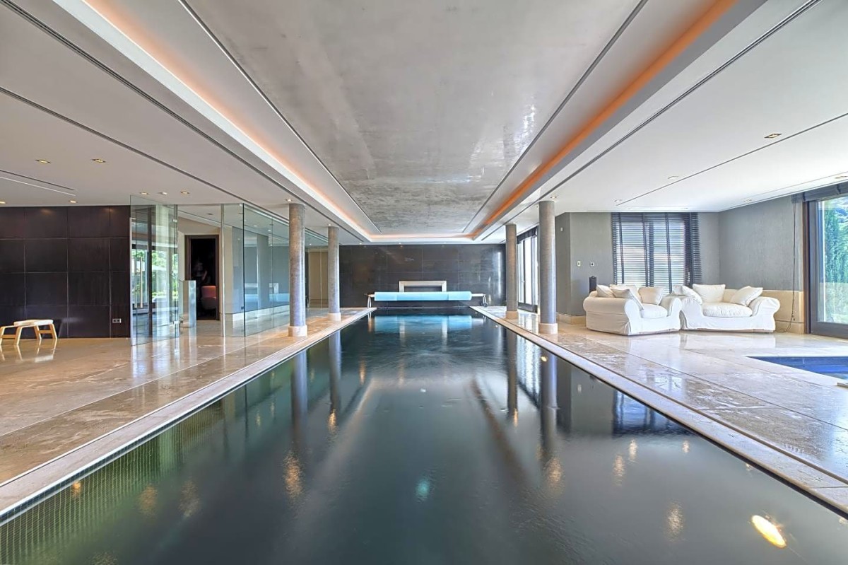 Innenpool mit Sauna und Dampfbad