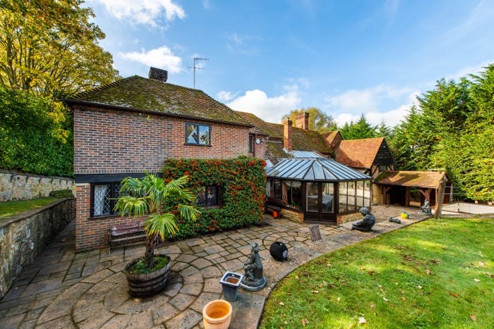 La casa está rodeada de árboles