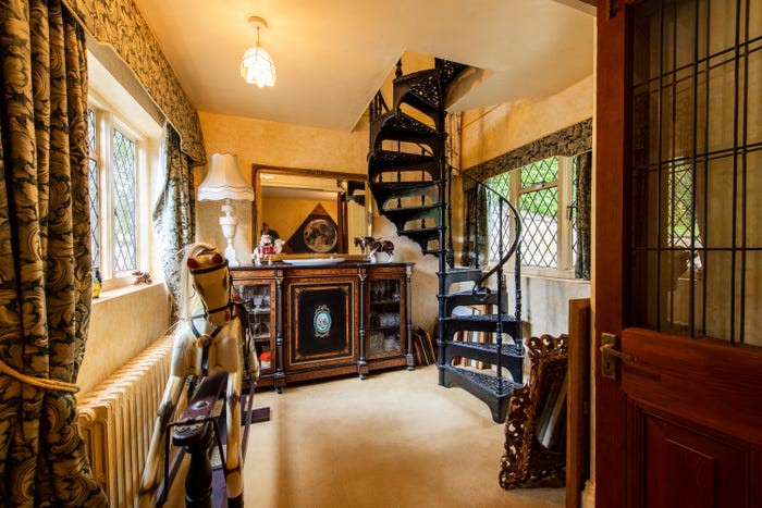 Destaca la escalera de caracol