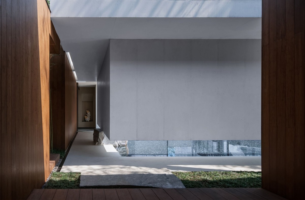 Tiene jardín y un patio con agua