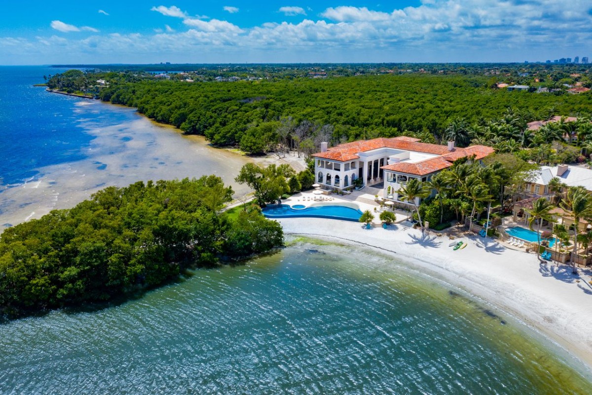 Esta enorme mansión frente a una playa privada en la costa de Miami se vende por 30 millones