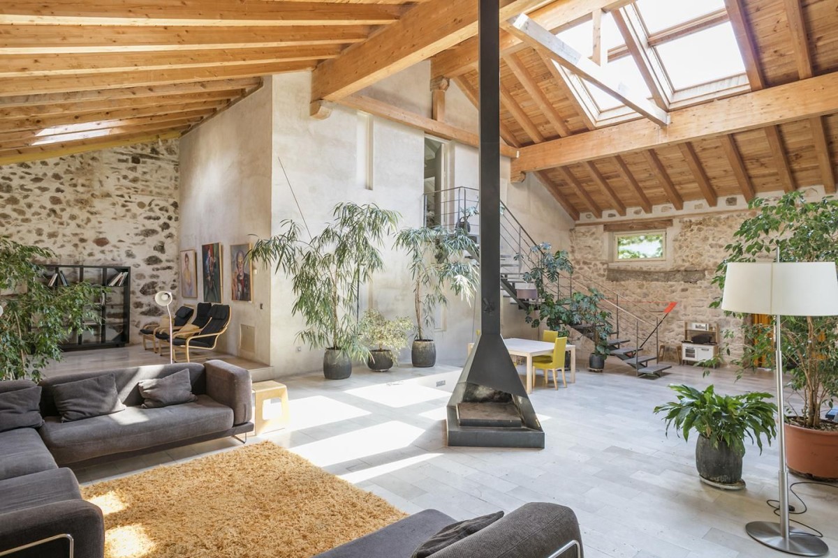 Un viejo caserón rehabilitado en vivienda de lujo en Segovia se vende por 1,5 millones