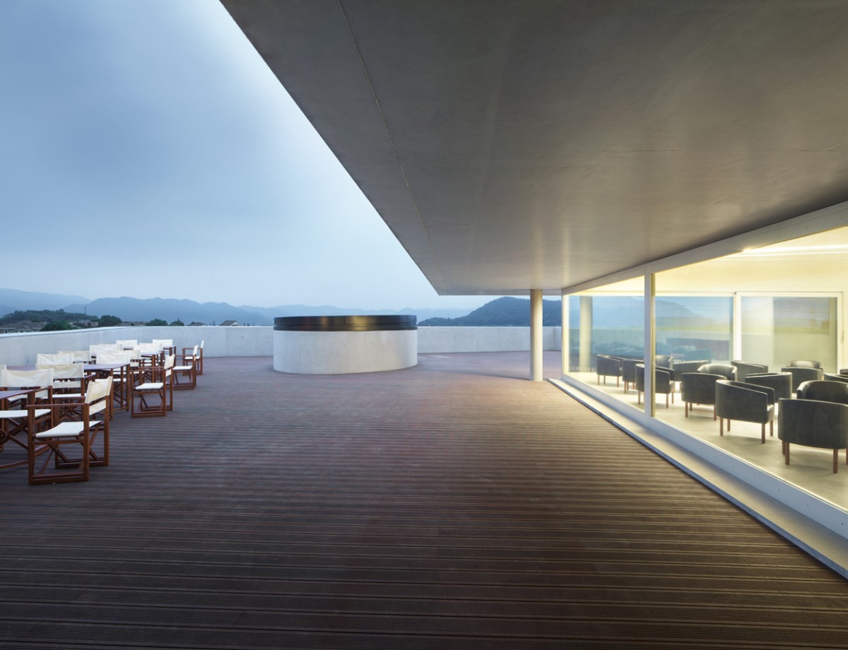 Tiene una terraza que da al exterior