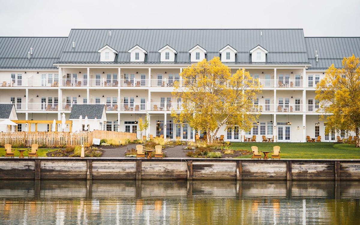 Un bonito hotel de diseño con vistas al lago y perdido en el campo en pleno Nueva York