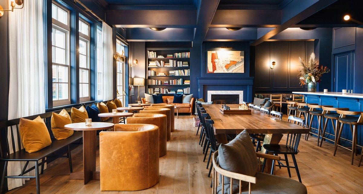 Tiene un bar y un restaurante