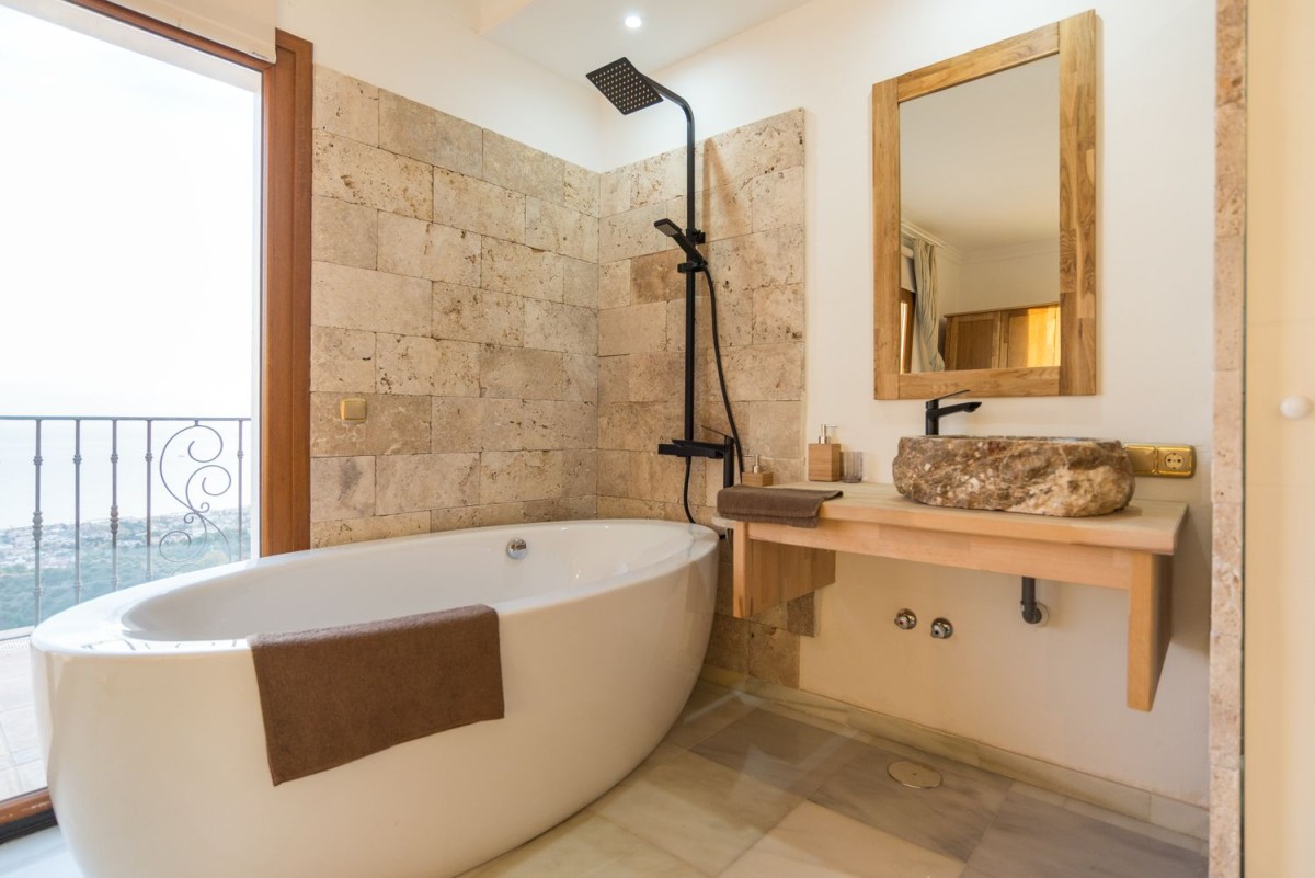 Această baie de lux se bucură, de asemenea, de vederi uimitoare Această baie de lux se bucură, de asemenea, de vederi uimitoare