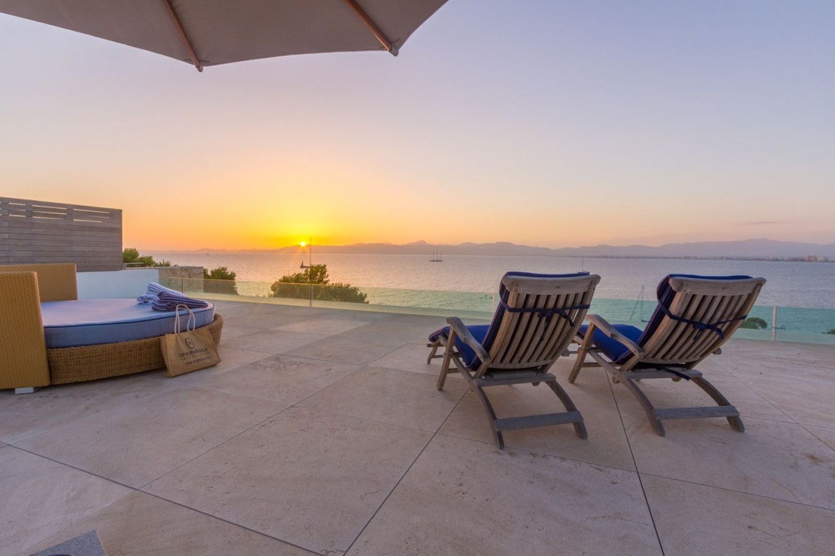 La terrasse est parfaite pour manger en plein air et se détendre en regardant le coucher du soleil La terrasse est parfaite pour manger en plein air et se détendre en regardant le coucher du soleil