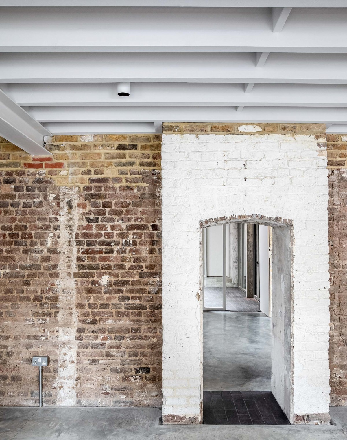 Más ladrillos y vigas a la vista