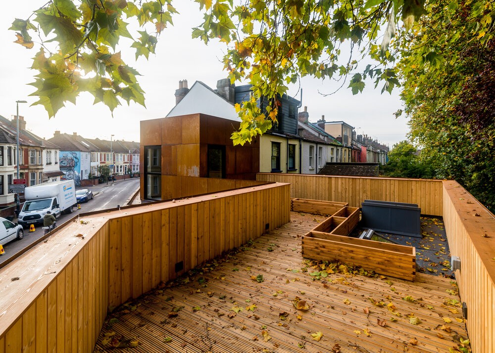 De madera y pegado a los árboles