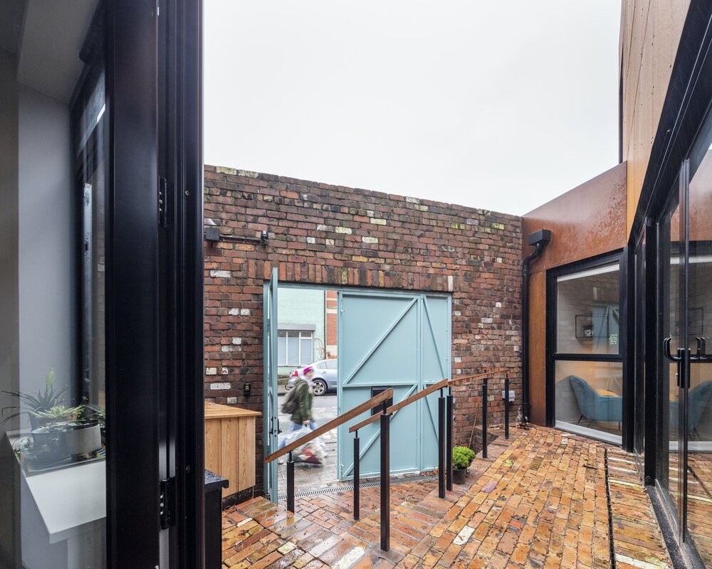 La fachada, de ladrillo