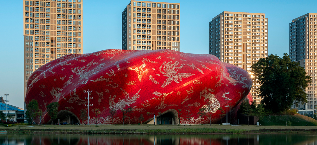 Parece estar hecho de seda bordada a mano