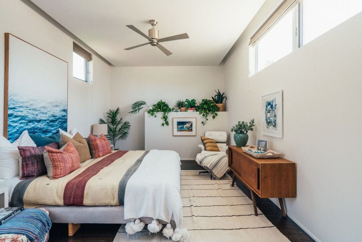 dormitorio-con-ventilador-en-el-techo-de-la-casa-de-la-actriz-de-juego-de-tronos-emilia-clarke