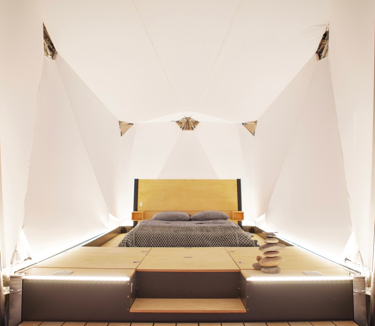 Con cama, mesas plegables, sillas y un escritorio