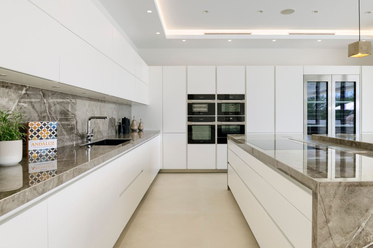 The wonderful kitchen is modern and has top of the range appliances The wonderful kitchen is modern and has top of the range appliances
