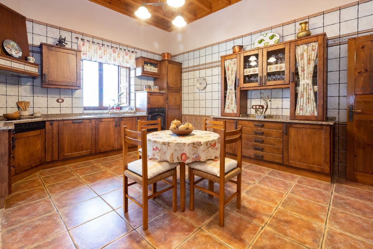 La cuisine traditionnelle est spacieuse et mène à un coin repas sous véranda