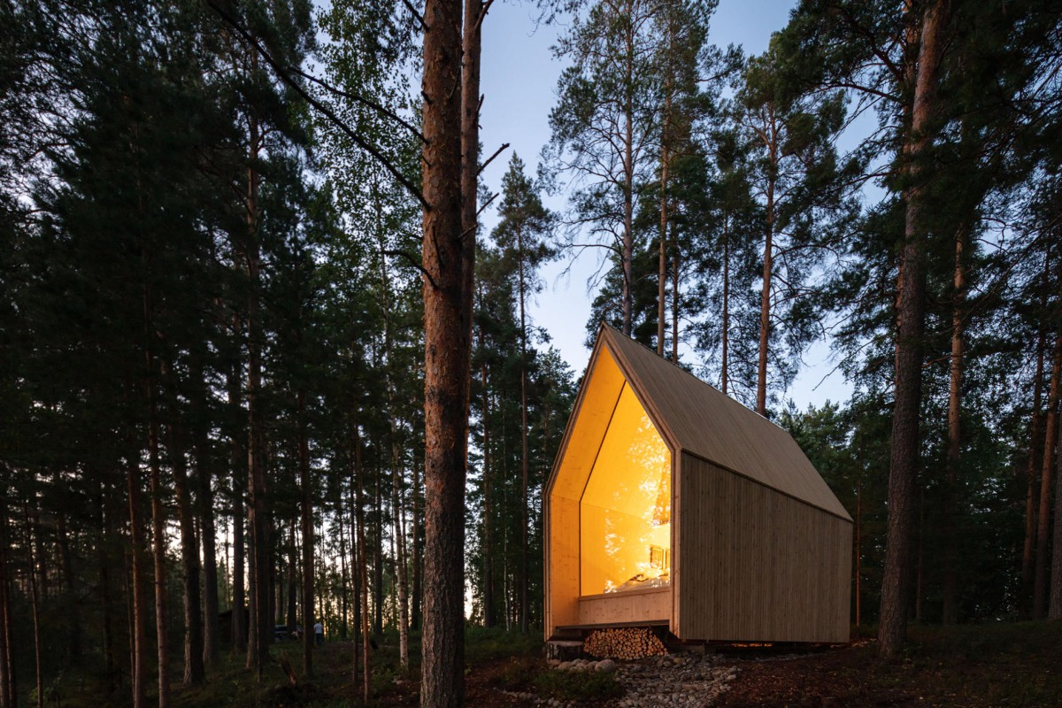 Una espectacular minicabaña de madera con forma de iglesia a orillas del mayor lago de Finlandia