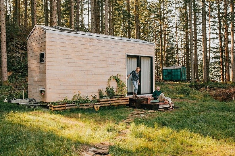 Una pequeña cabaña prefabricada de madera portátil para llevar tu casa a cualquier parte